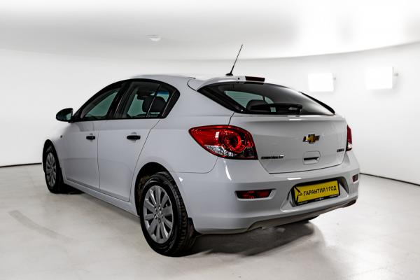 Chevrolet Cruze 1.6 MT (109 л.с.) 2012