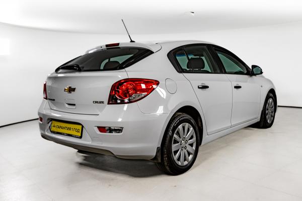 Chevrolet Cruze 1.6 MT (109 л.с.) 2012