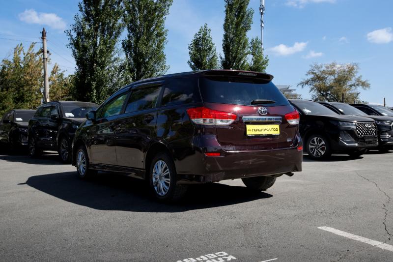 Toyota Wish 1.8 CVT (144 л.с.) 2011