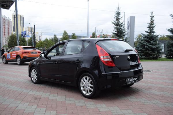 Hyundai i30 1.6 AT (126 л.с.) 2011