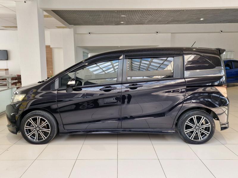 Honda Freed Spike Spike 1.5 CVT (118 л.с.) 2012