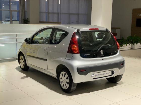 Peugeot 107 1.0 AMT (68 л.с.) 2012