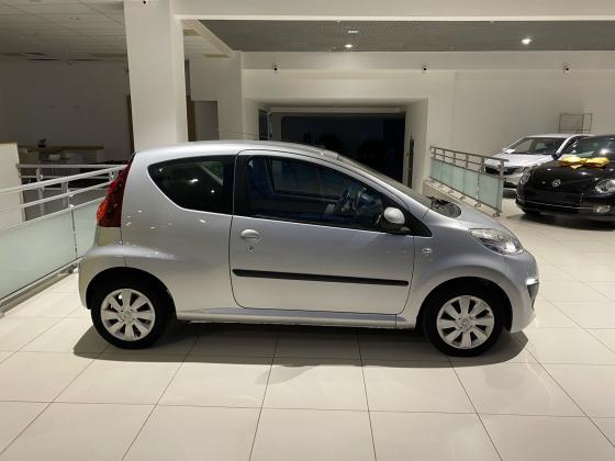 Peugeot 107 1.0 AMT (68 л.с.) 2012